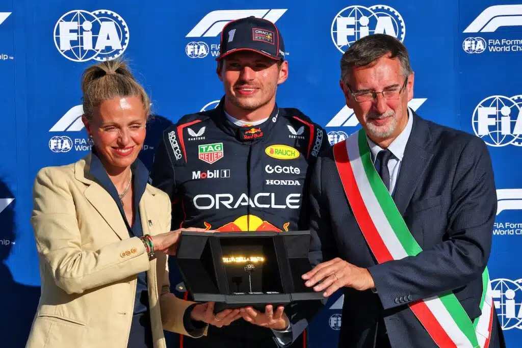 Max Verstappen con L’Anello della Regina®