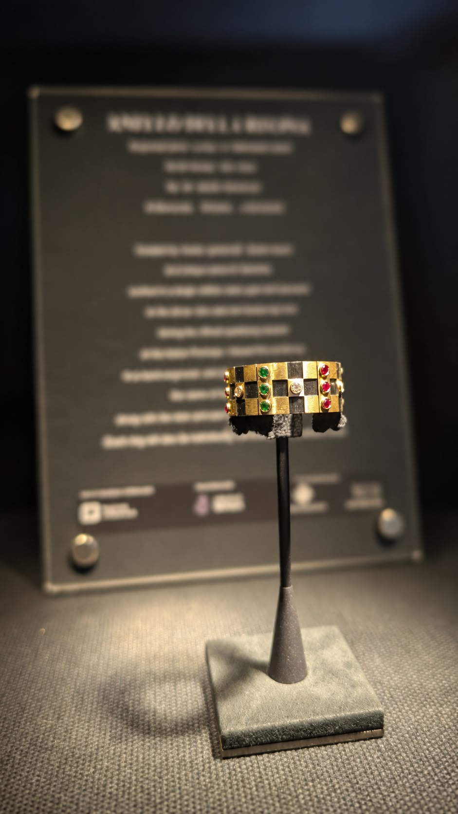 L’Anello della Regina® esposto su un supporto